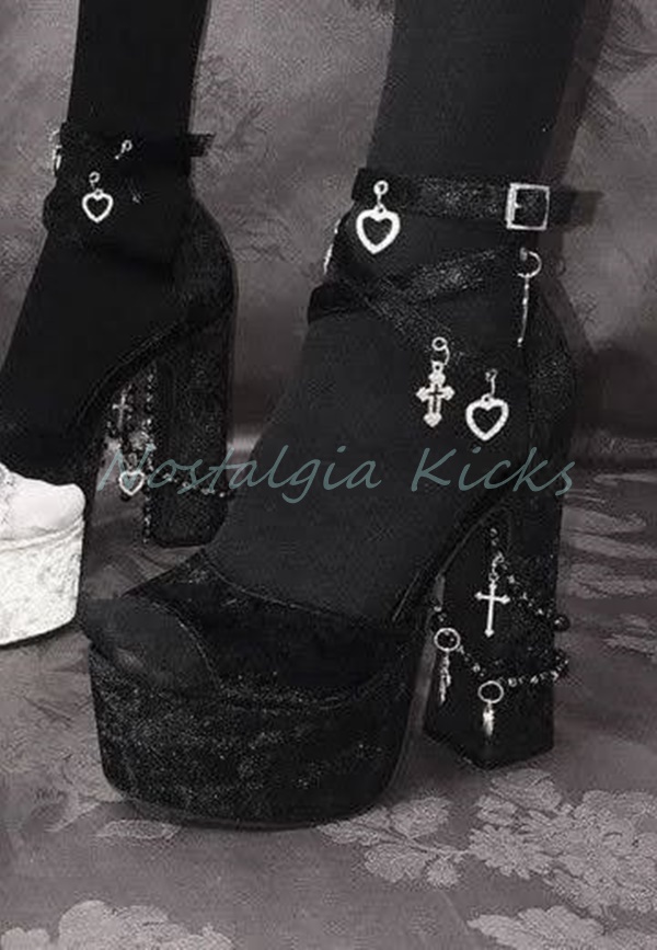 Sandal Strappy Heeled - รองเท้าส้นสูงแบบแพลตฟอร์มกำมะหยี่สีดำสไตล์โกธิค สายรัดไขว้แบบหนา ส้นตึก เปิดนิ้วเท้า สไตล์พังก์ แฟชั่นดาร์ก
